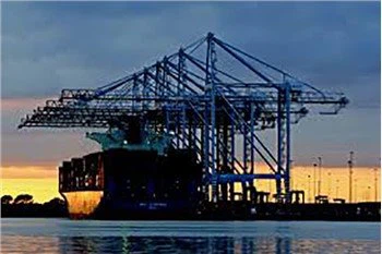 Kontejnerska dizalica na strani upita